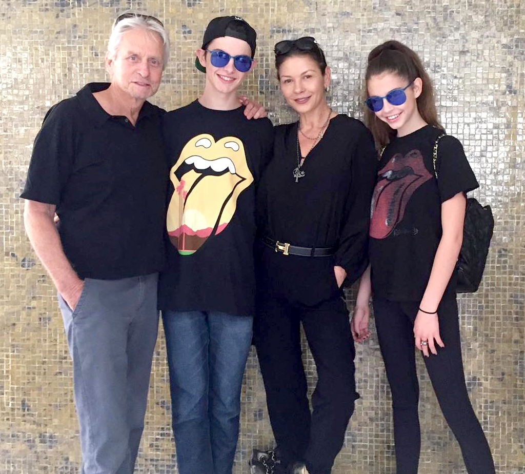 Catherine zeta jones and family zoom ec80df75 7711 40cd aa0d 623cd13e99bd