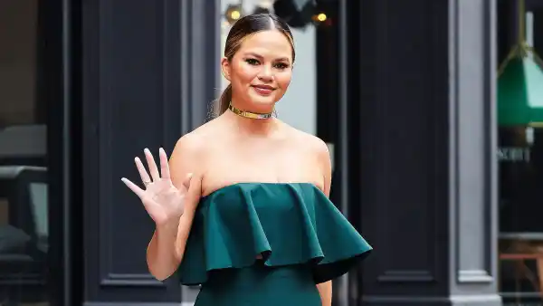 Chrissy tegien ae395233 463c 48ec a005 0c8a2842590d