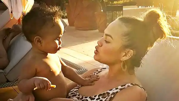 Chrissy teigen 42455aa9 9e2d 447a 81f8 c826b660bd87