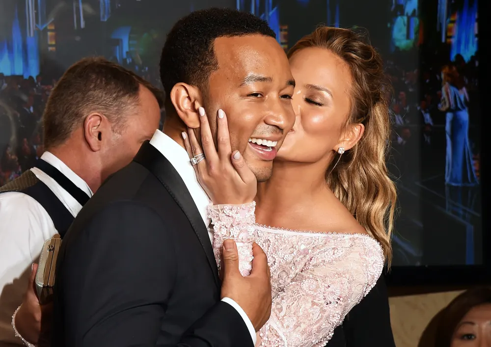 Chrissy Teigen John Legend kissing
