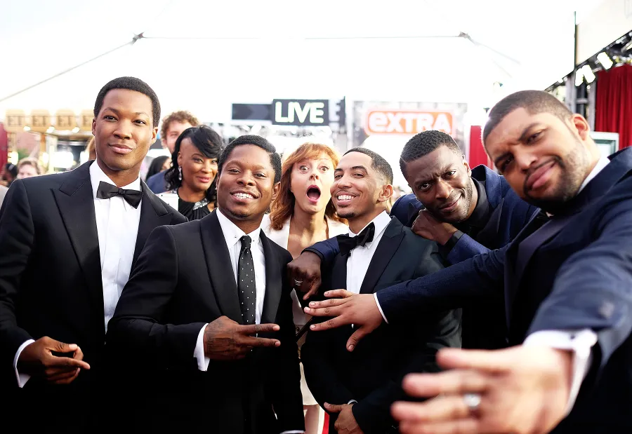 Susan Sarandon photobombs the cast of Compton