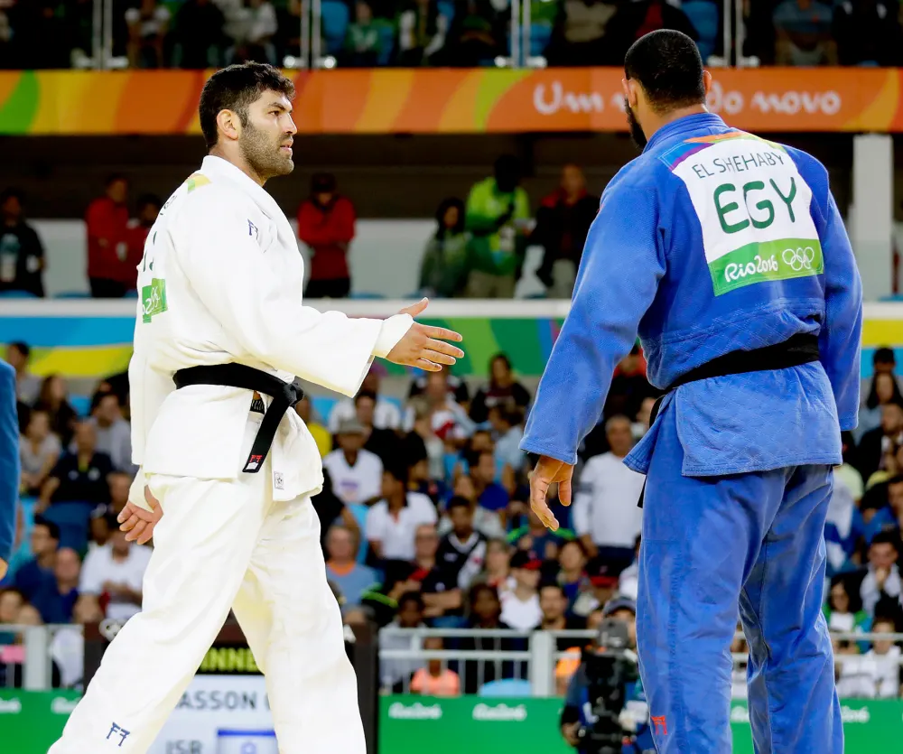 Egypt's Islam El Shehaby (blue) declines to shake hands with Israel's Or Sasson (white) after losing during the men's over 100-kg judo competition at the 2016 Summer Olympics in Rio de Janeiro, Friday, Aug. 12, 2016.