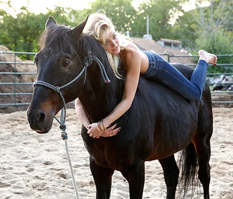Erin heatherton buffalo horse