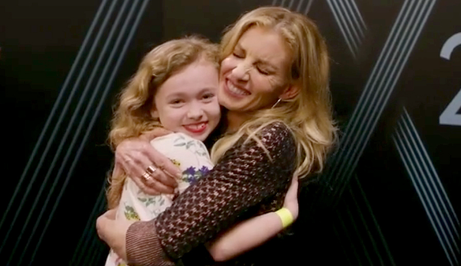 Faith hill rosie hug zoom 6705bc59 9591 4eb6 bbfc a178a3585013