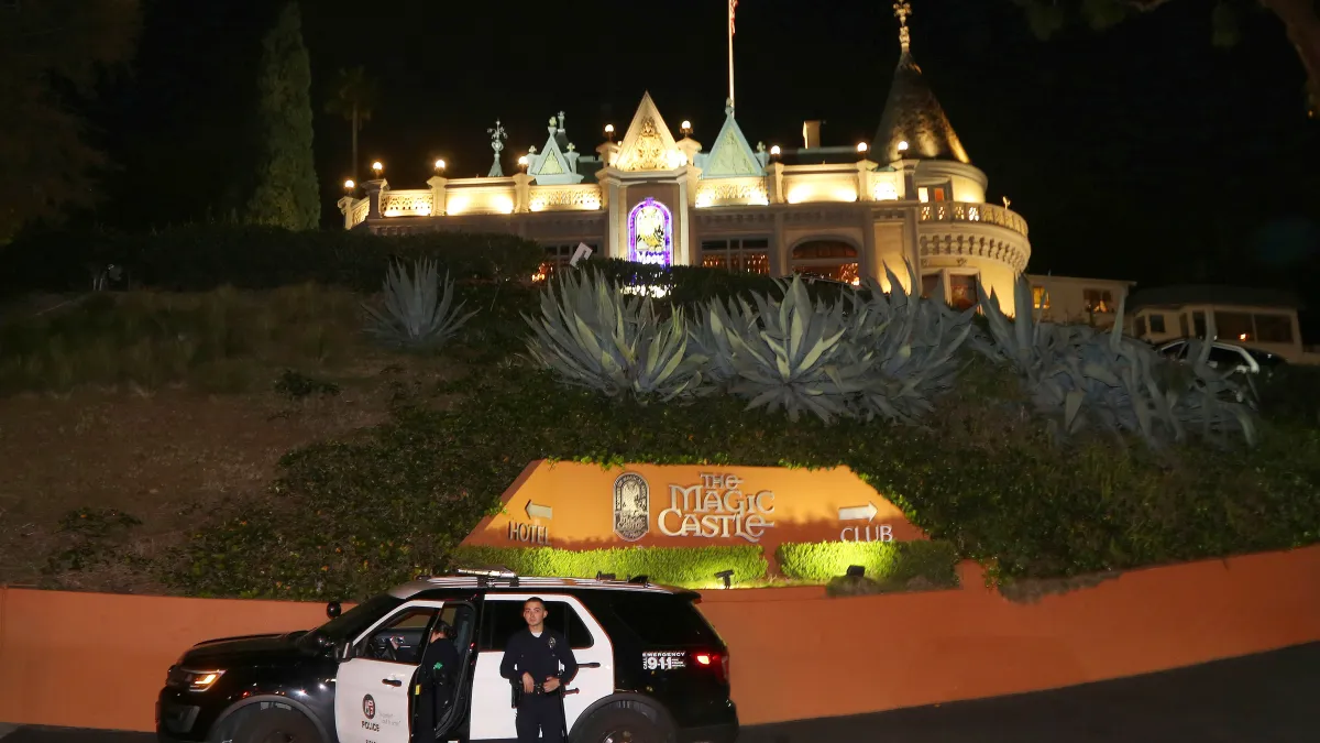 Hollywoodmagician d03ec321 00c7 4145 b963 b3a47d3375c5