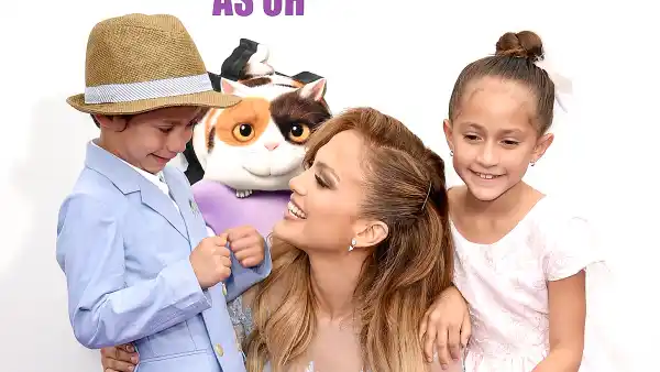 Jennifer lopez max emme zoom e3cb2eee b9e6 4bfe 9822 3bced6d3f044