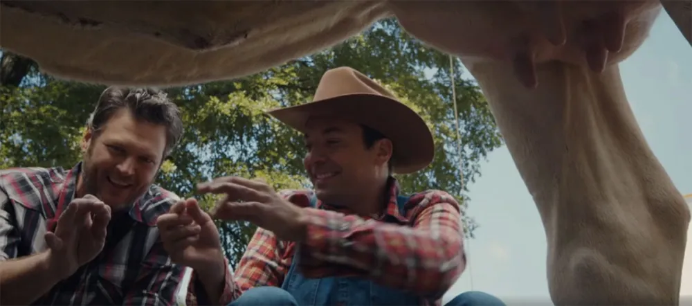 Blake Shelton teaches Jimmy Fallon how to milk a cow on 'The Tonight Show'