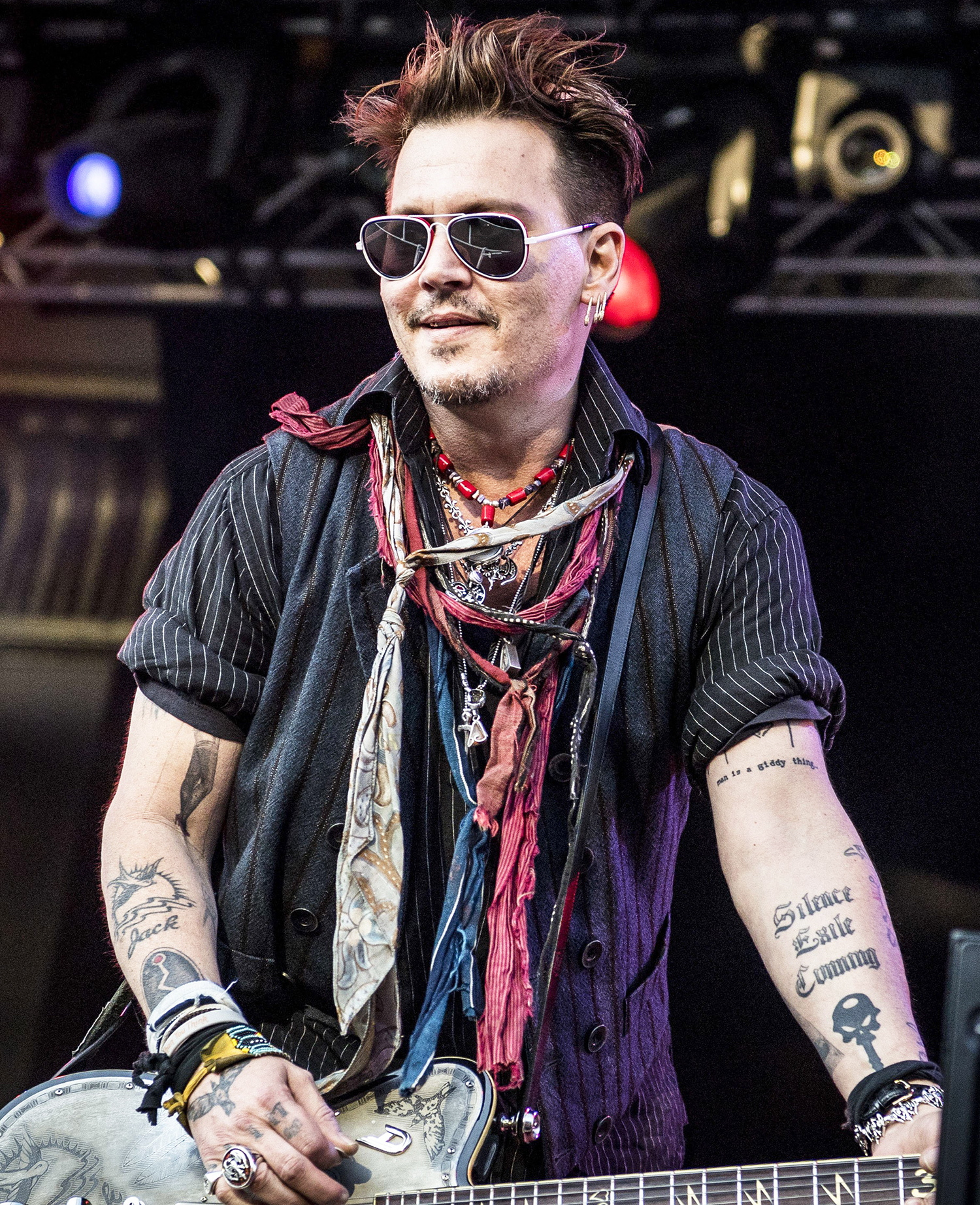 Johnny depp performing onstage fa78f8dd 76dd 4de3 8c15 716bc17fe142
