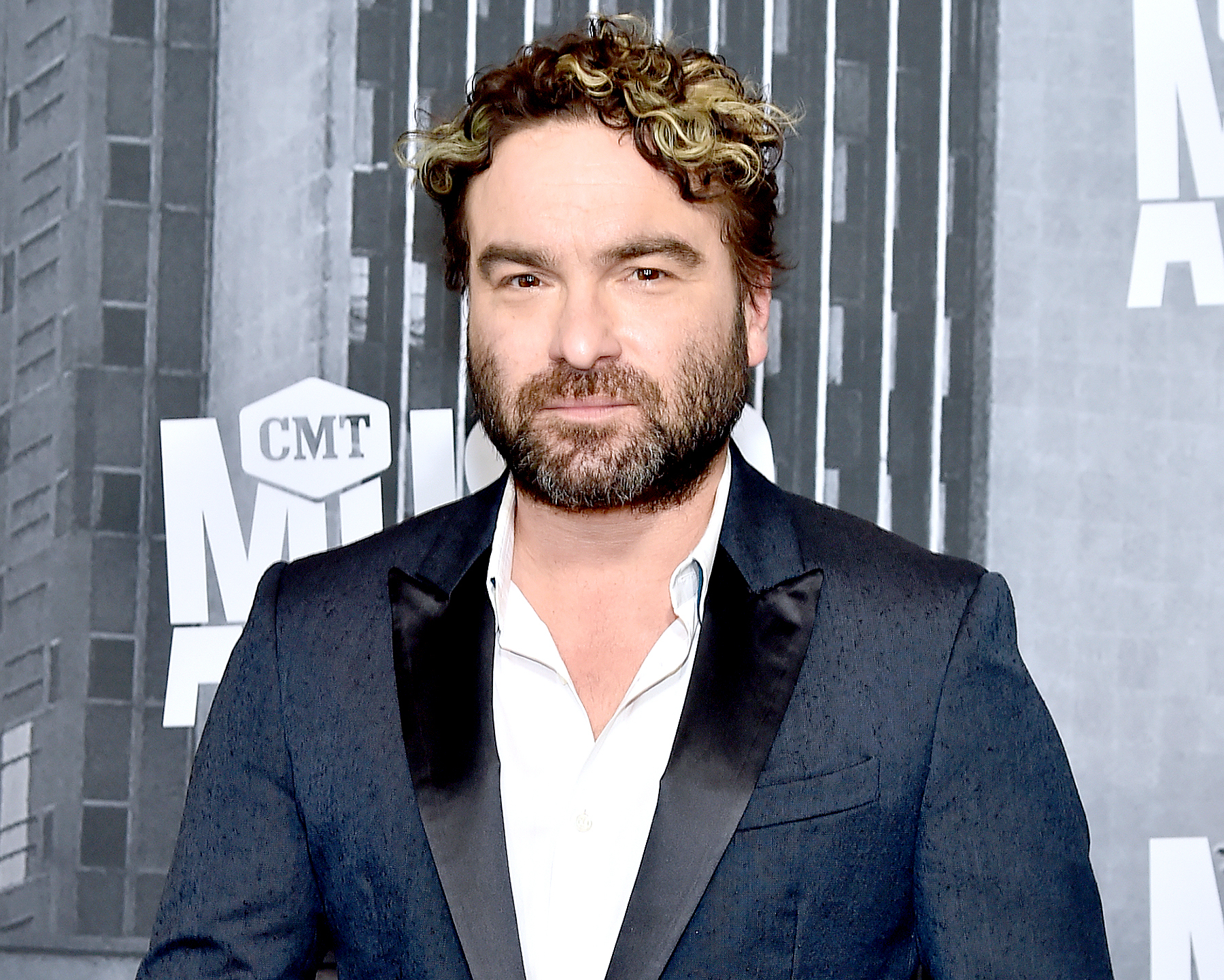 Johnny galecki dbd87384 8880 4f3d b597 9ff73644b188
