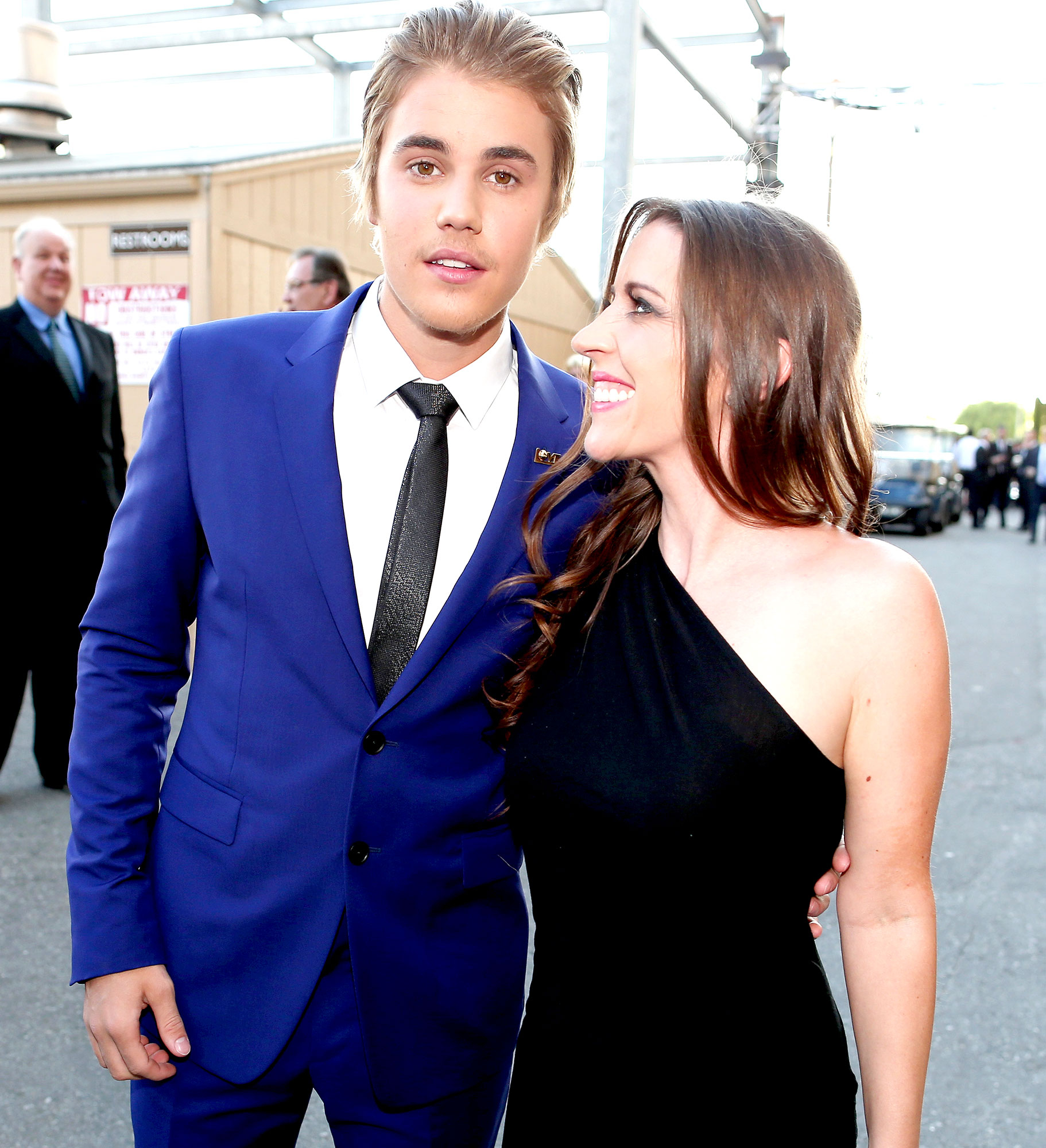 Justin bieber mom 36275234 123b 40f8 9ff2 cd157e2cff06