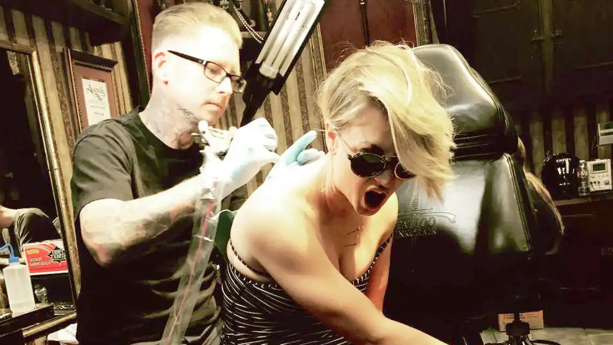 Kaley tattoo chair zoom 879f884c 138f 431f 88b8 5871bd9a7bcc