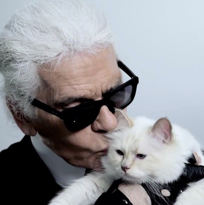 Karl lagerfeld kissing 70821149 a376 4422 9c61 667a34758017