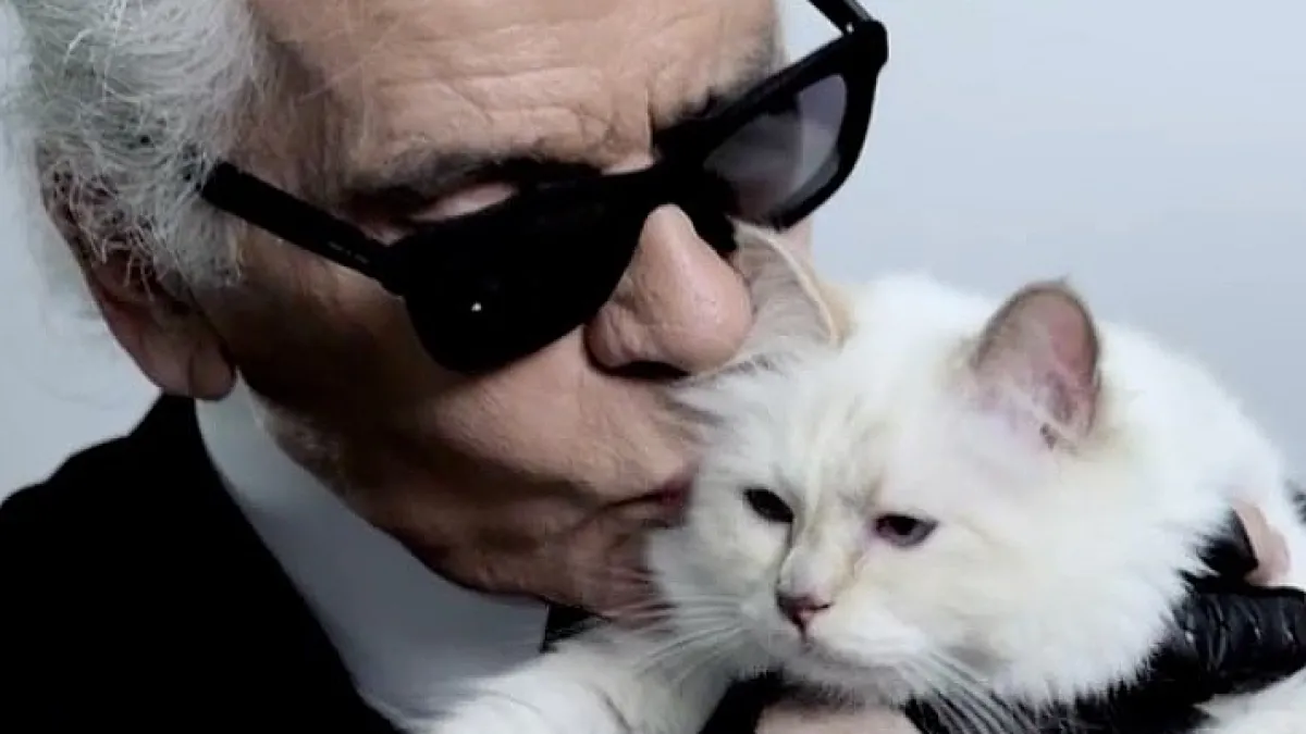 Karl lagerfeld kissing 70821149 a376 4422 9c61 667a34758017
