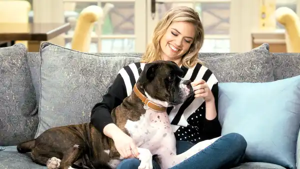 Kate upton harley couch 2 zoom df5b4232 963a 4f27 91f5 e068d38fde96