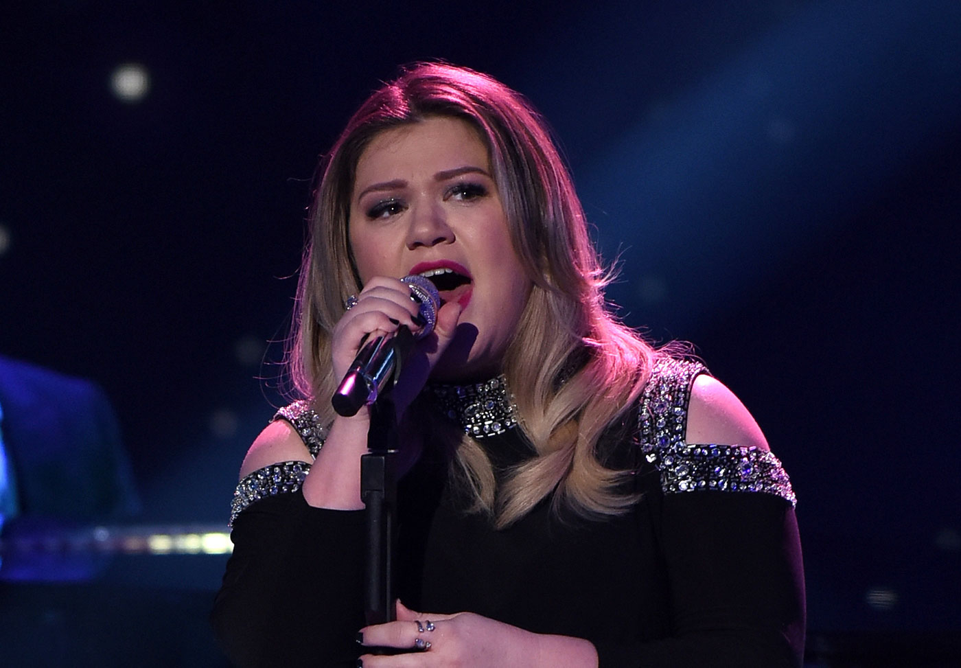 Kelly Clarkson bids farewell to American Idol with a little help from her daughter