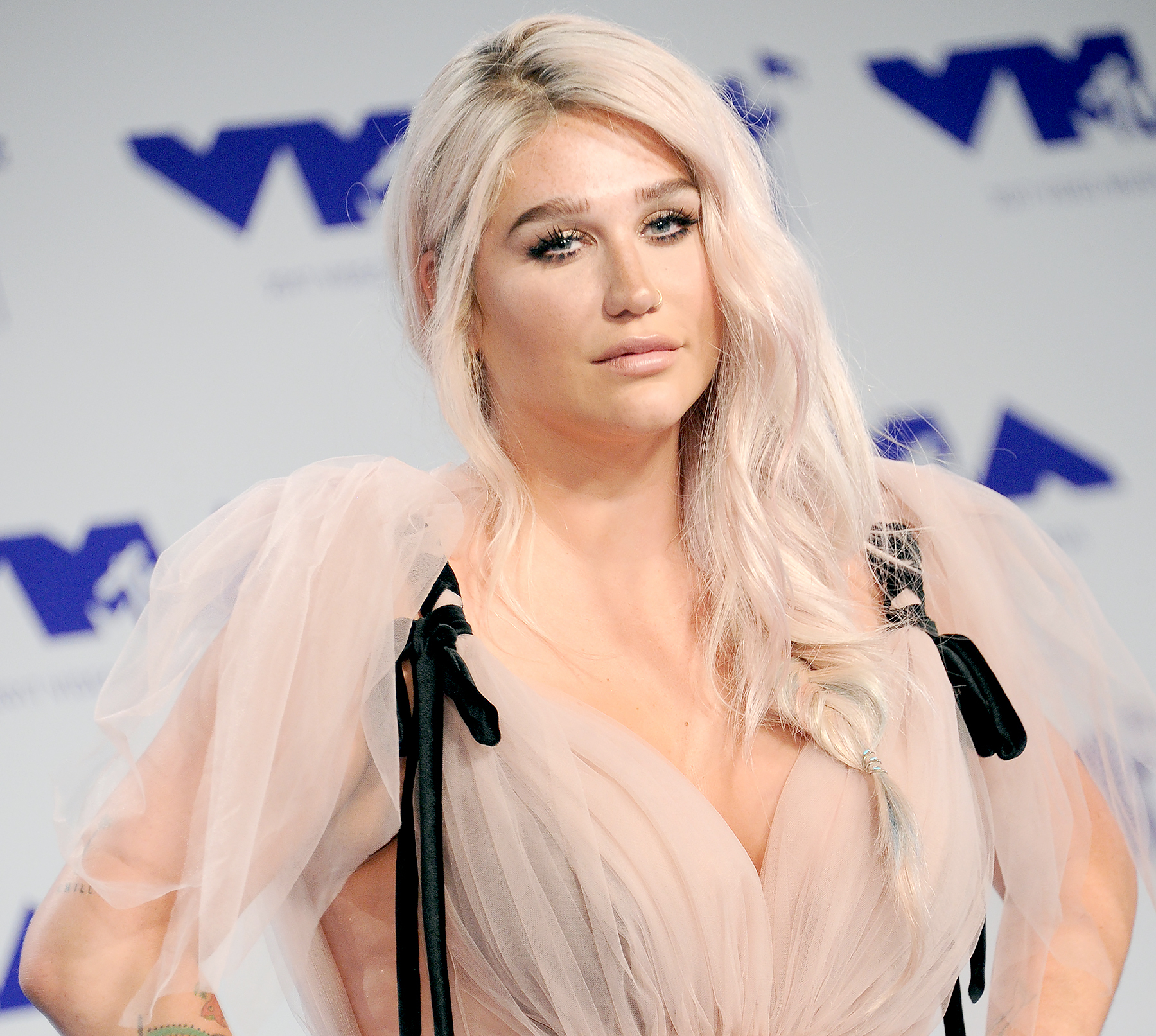 Kesha arrives at the 2017 MTV Video Music Awards at The Forum on August 27, 2017 in Inglewood, California.