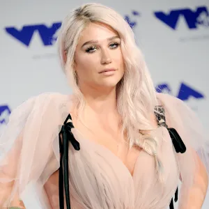 Kesha arrives at the 2017 MTV Video Music Awards at The Forum on August 27, 2017 in Inglewood, California.