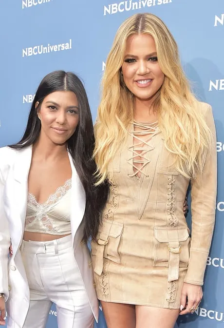 Khlo&eacute; Kardashian and Kourtney Kardashian