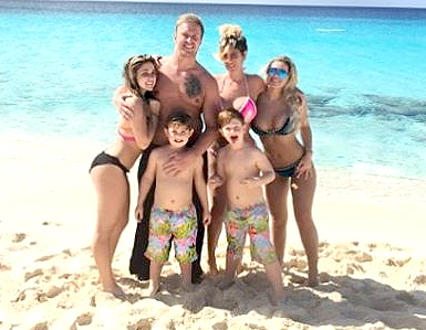 Kim zolciak beach zoom d069e15c f9f1 493b 90fb 79b6b6d0d3fb