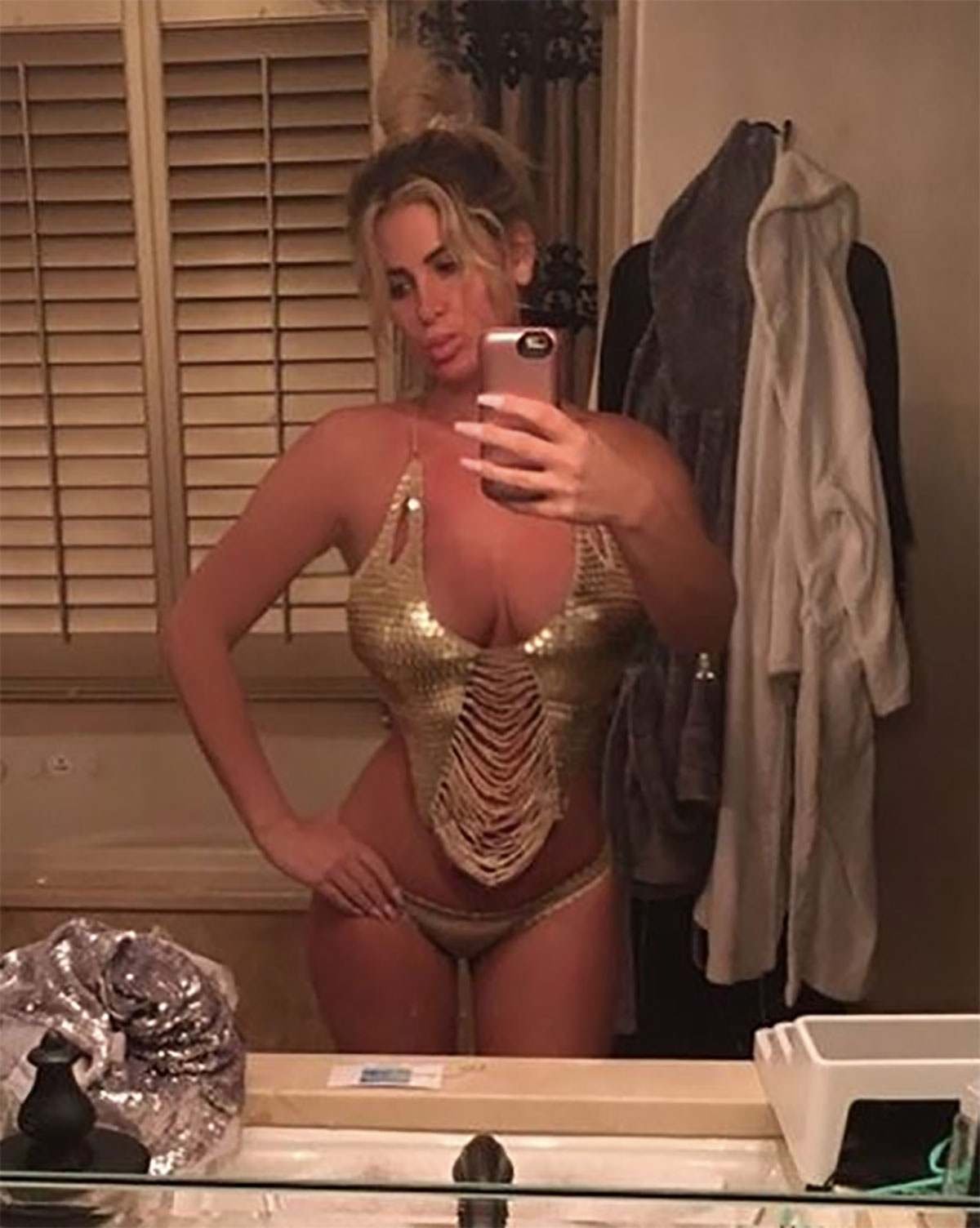 Kim Zolciak-Biermann flaunts her bikini body