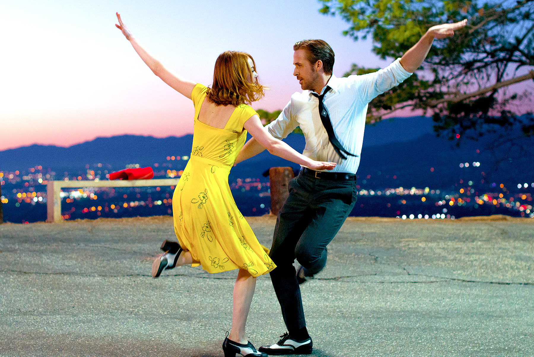Sebastian (Ryan Gosling) and Mia (Emma Stone) in LA LA LAND.