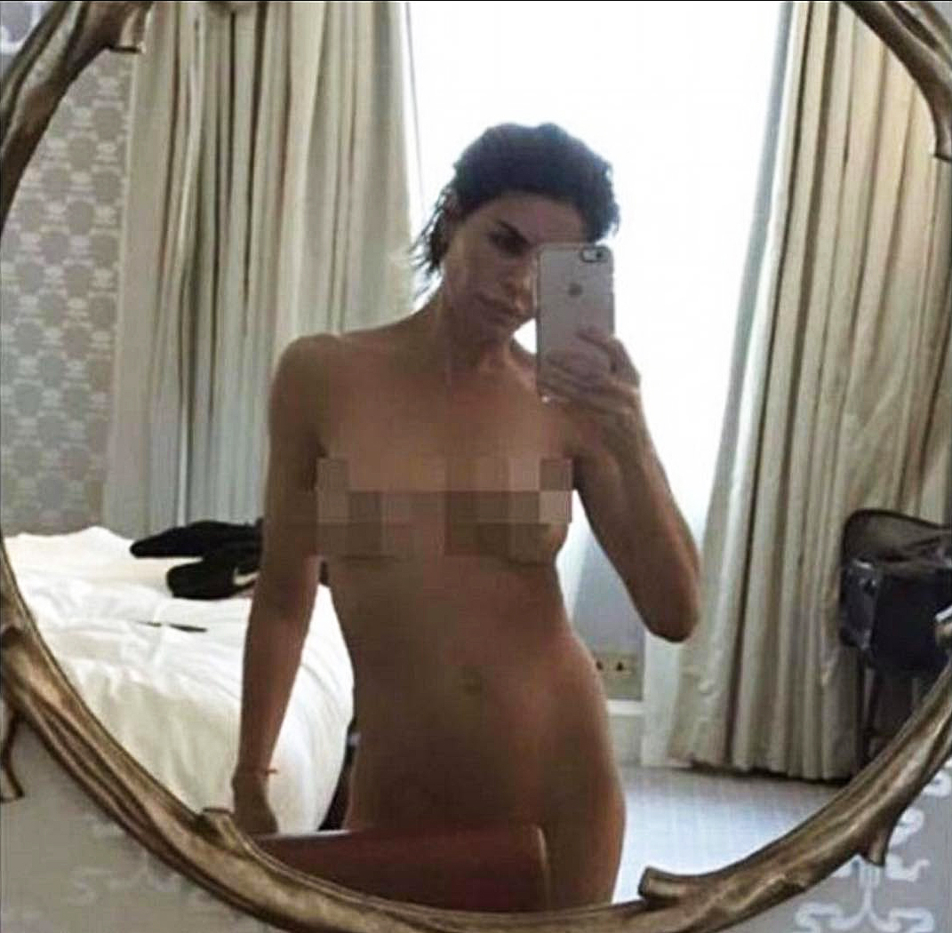 Lisa Rinna nude selfie