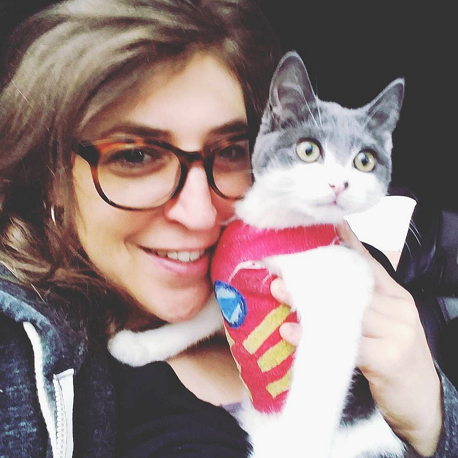 Mayim bialik and cat cddd4f63 f50b 4de8 8a68 04e51e009957