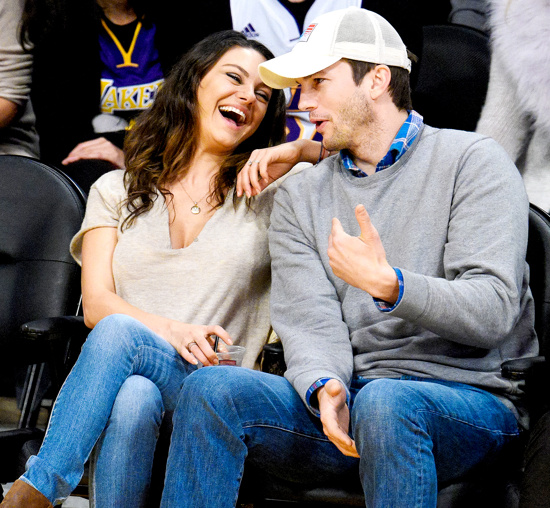 Mila kunis ashton kutcher 0d8563a6 00c4 4cb9 9eed 918e7013d2a7