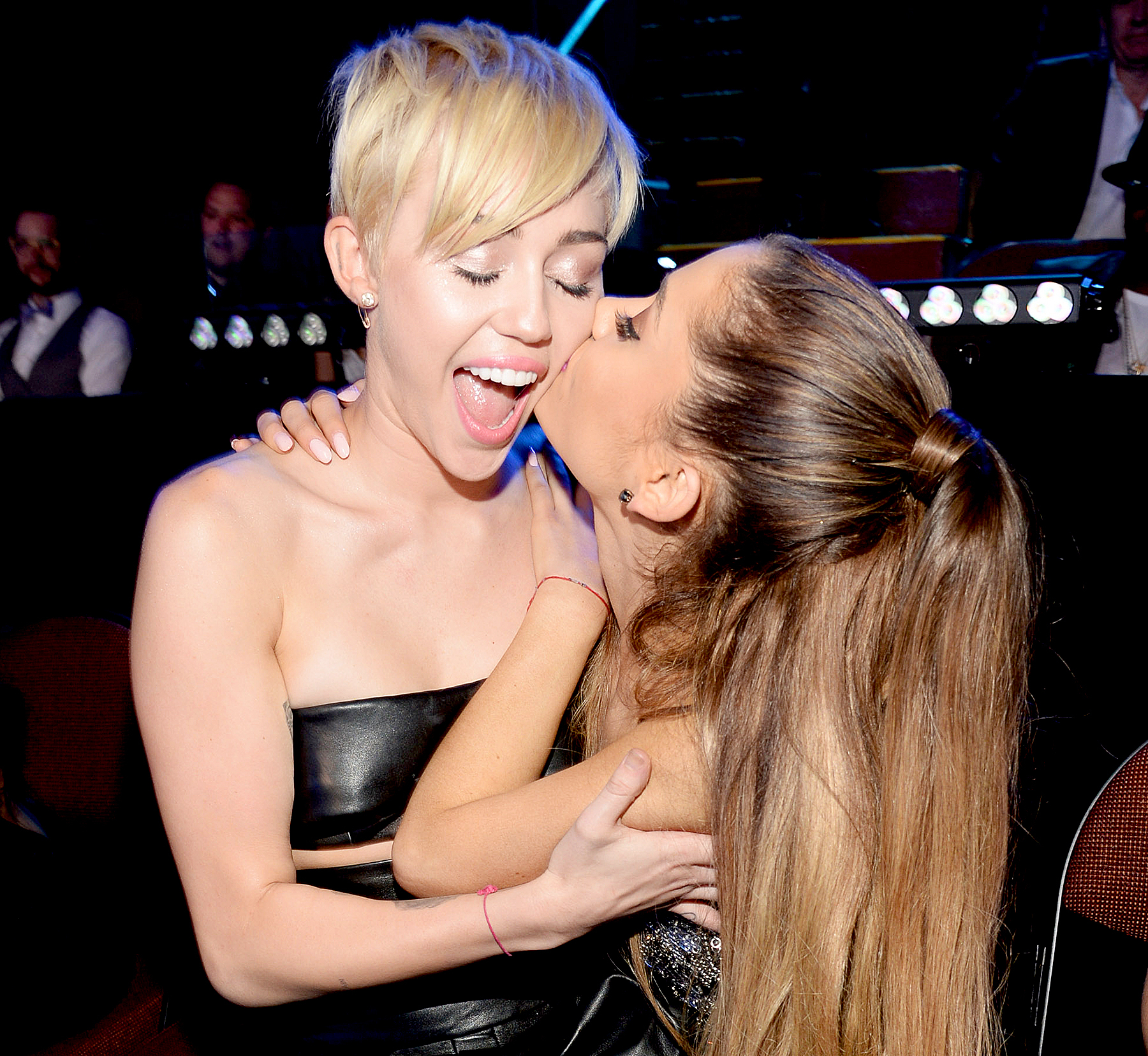 Miley cyrus ariana grande c12b550a 15d2 4bbe a293 1e2def2bd241