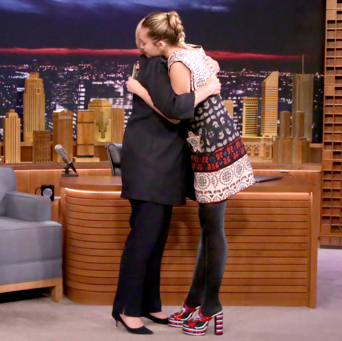 Miley cyrus hillary clinton hug fc8a238a 3eab 493c b3fa cb1a2441ad40