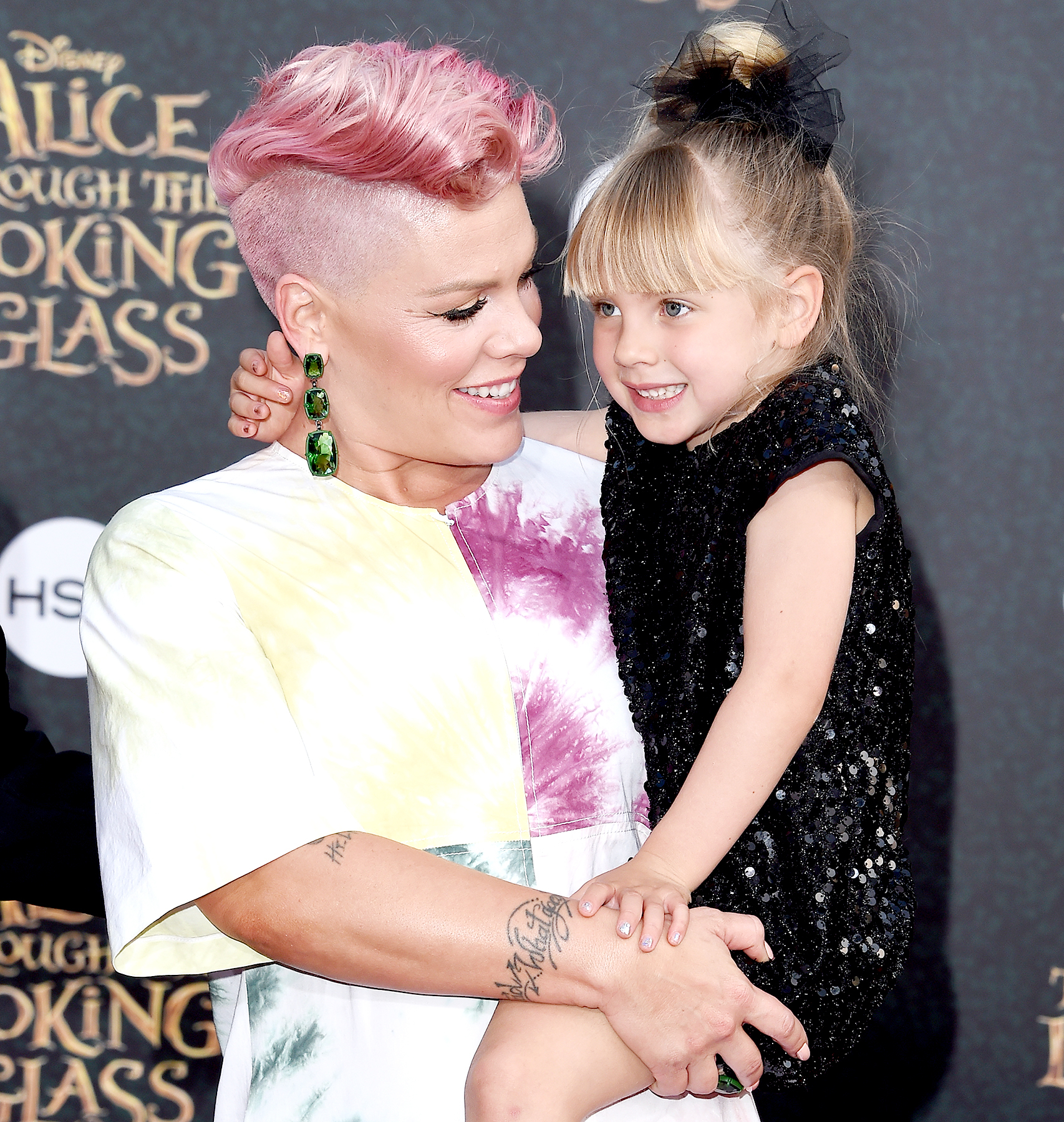 Pink and daughter 8ddca7d0 fc75 4bf2 8d6b 26373f45b195