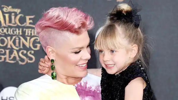 Pink and daughter 8ddca7d0 fc75 4bf2 8d6b 26373f45b195