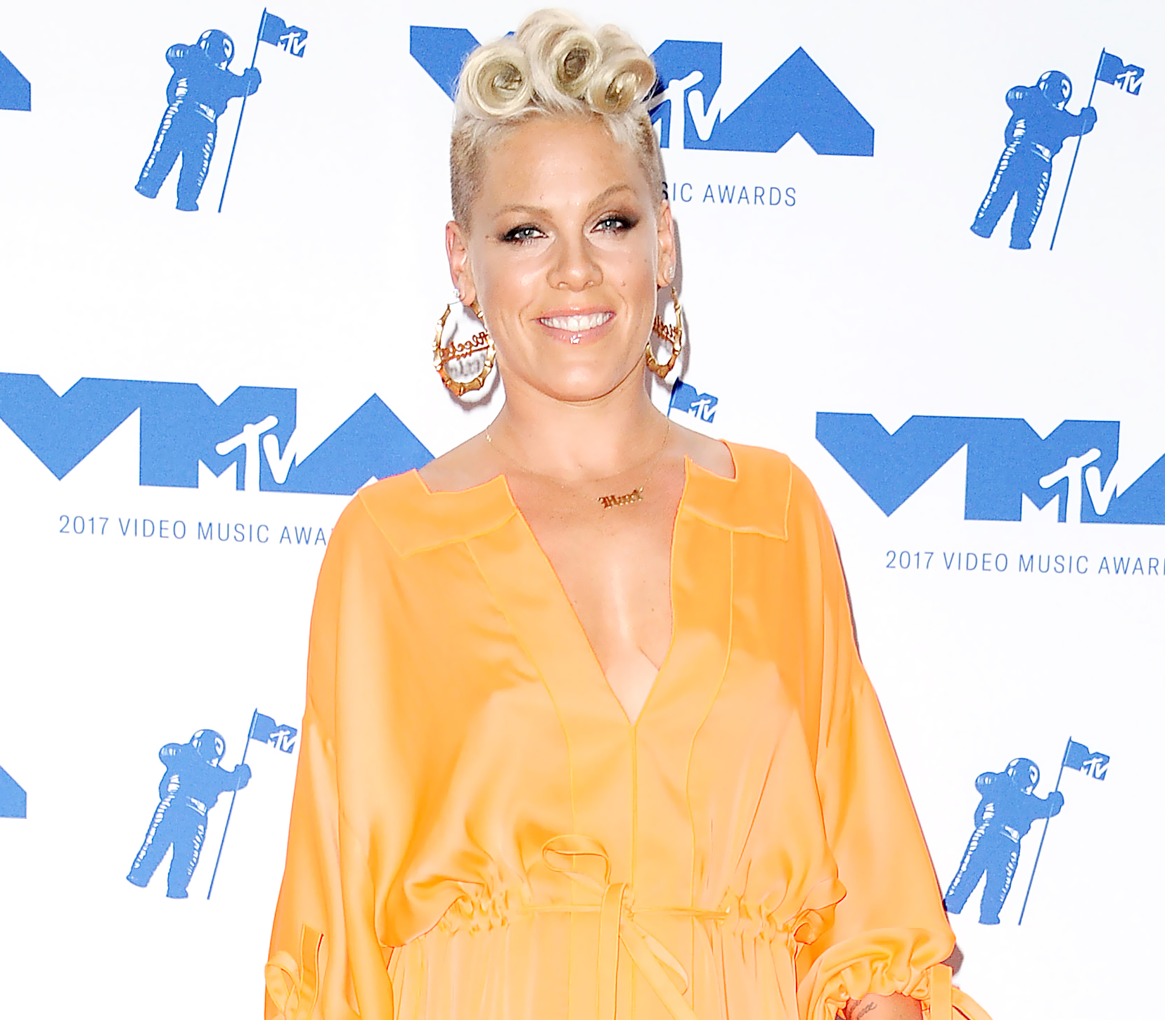 Pink poses in the press room at the 2017 MTV Video Music Awards at The Forum on August 27, 2017 in Inglewood, California.