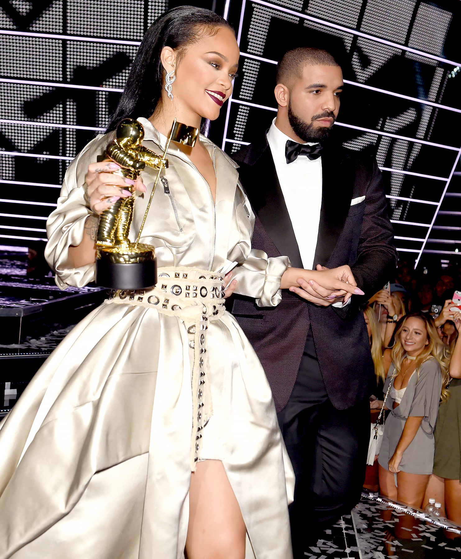 Rihanna drake vertical zoom f8ef87c4 b010 444f be83 74de613945d3