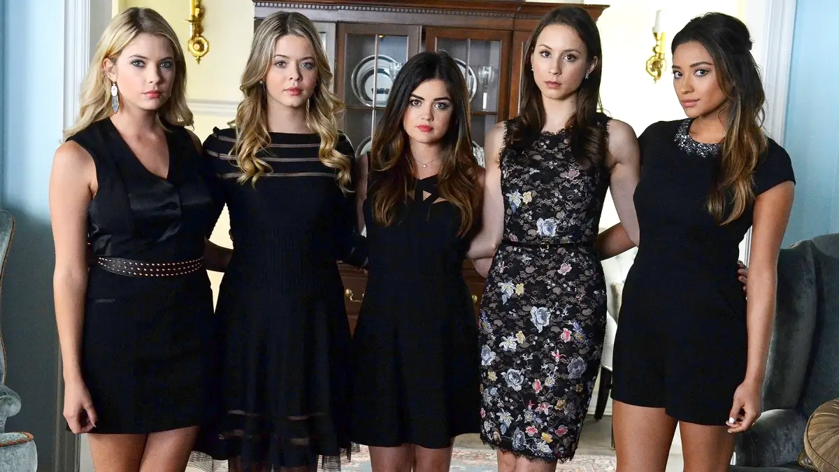 Ashley Benson, Sasha Pieterse, Lucy Hale, Troian Bellisario, and Shay Mitchell on Pretty Little Liars.