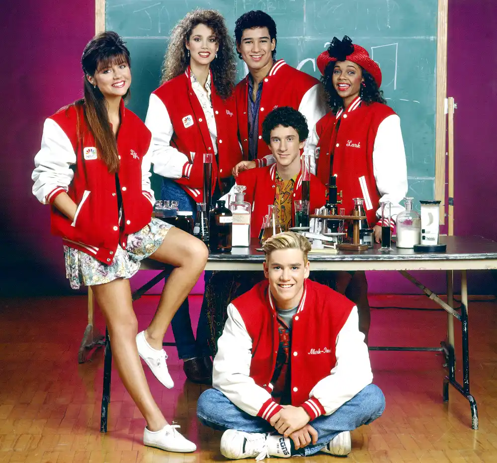 Tiffani Thiessen as Kelly Kapowski, Elizabeth Berkley as Jessie Spano, Mario Lopez as A.C. Slater, Lark Voorhies as Lisa Turtle; Middle: Dustin Diamond as Screech Powers; Bottom: Mark-Paul Gosselaar as Zack Morris on Saved by the Bell.