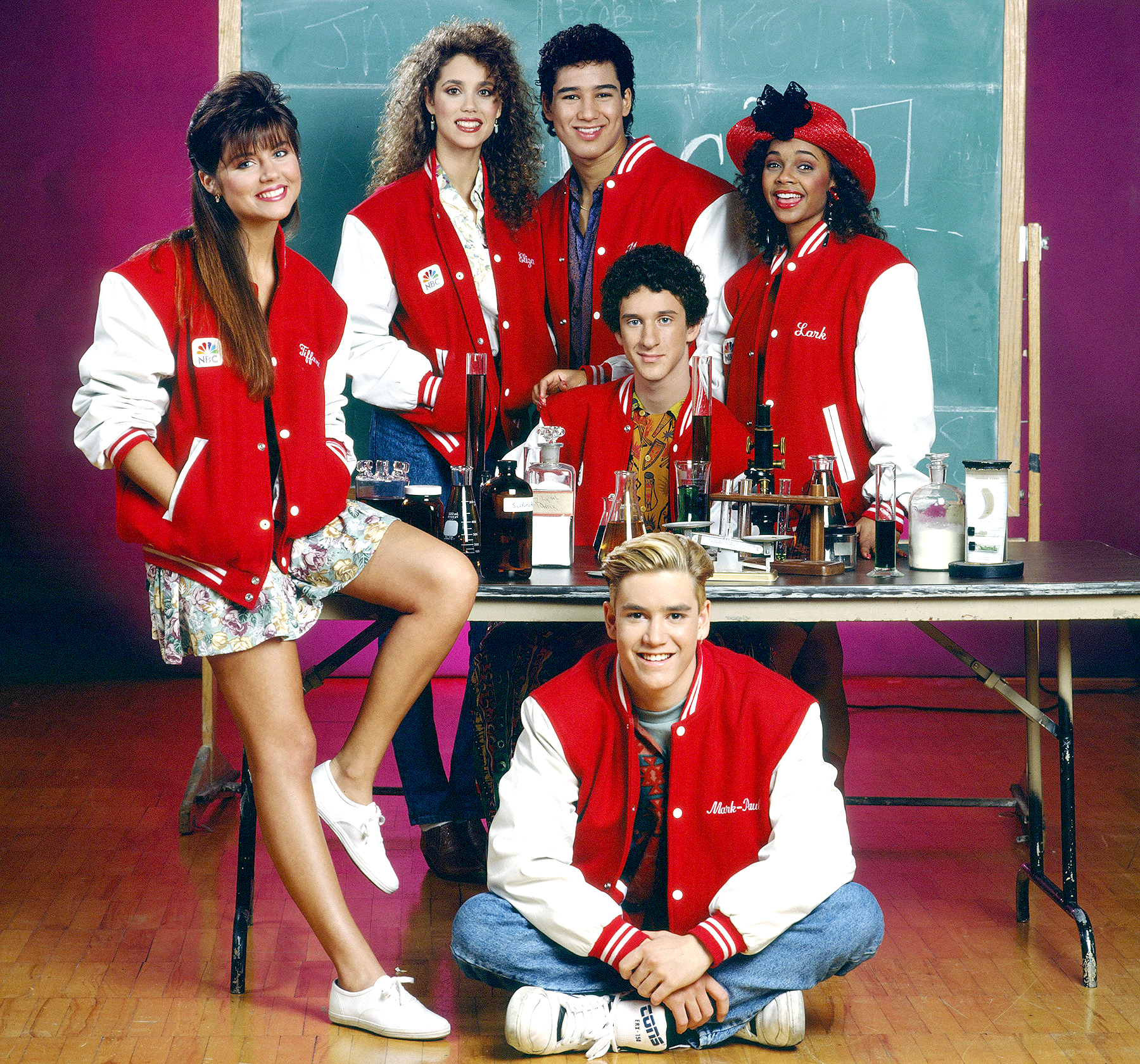 Tiffani Thiessen as Kelly Kapowski, Elizabeth Berkley as Jessie Spano, Mario Lopez as A.C. Slater, Lark Voorhies as Lisa Turtle; Middle: Dustin Diamond as Screech Powers; Bottom: Mark-Paul Gosselaar as Zack Morris on Saved by the Bell.