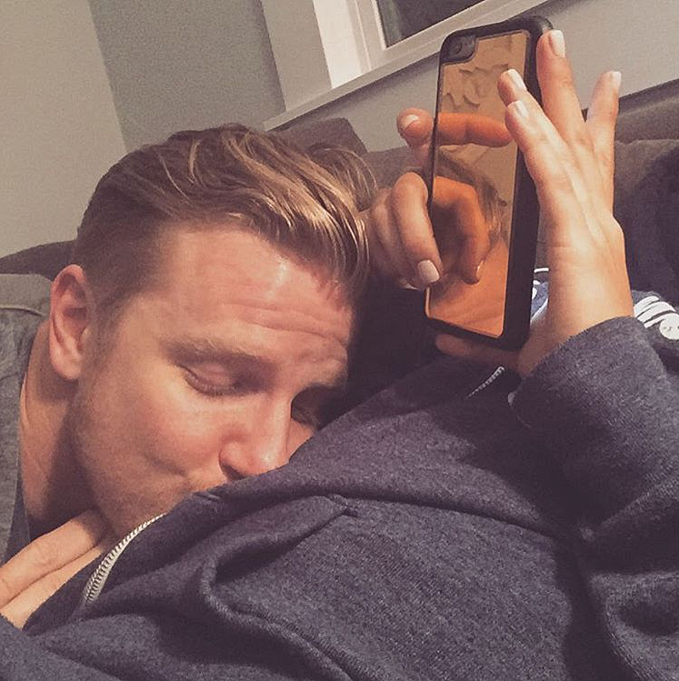 Sean Lowe kisses Catherine Giudice's bump