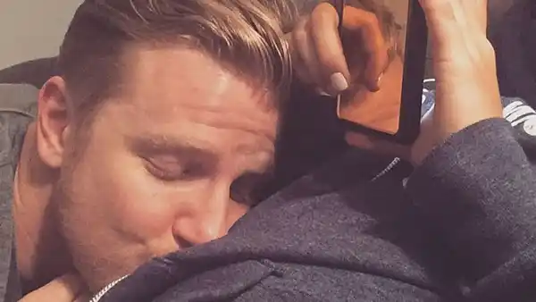Sean Lowe kisses Catherine Giudice's bump