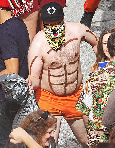 seth rogen shirtless in neighbors 2