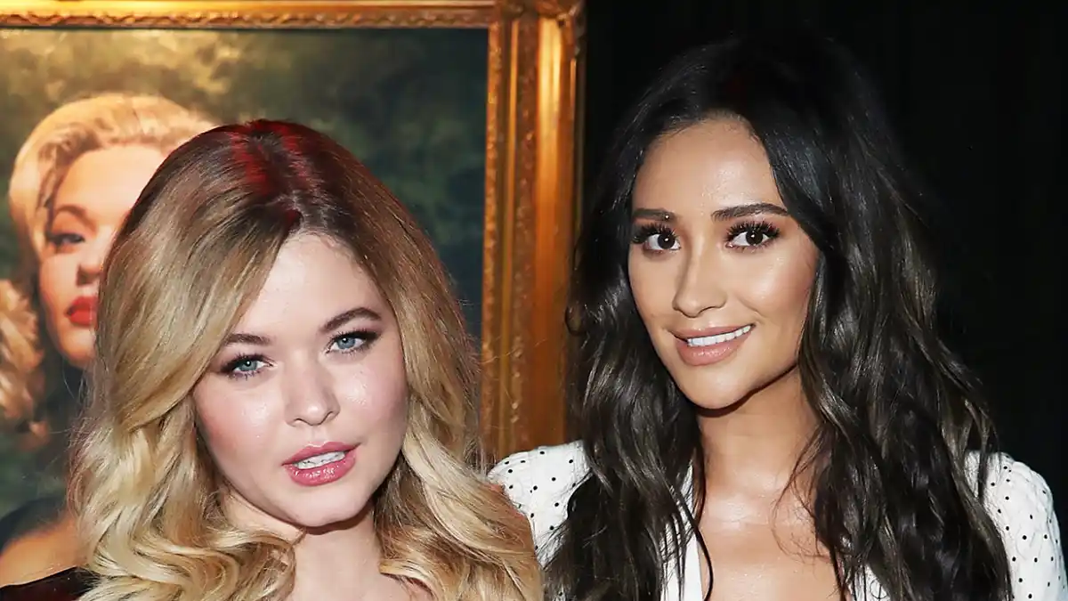 Sasha Pieterse Shay Mitchell Pretty Little Liars