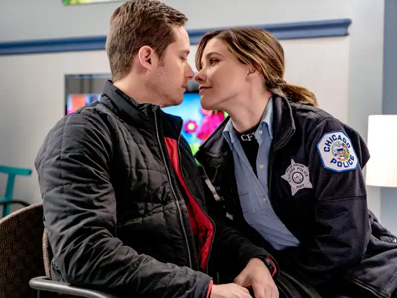 Jesse Lee Soffer as Detective Jay Halstead and Sophia Bush as Detective Erin Lindsay