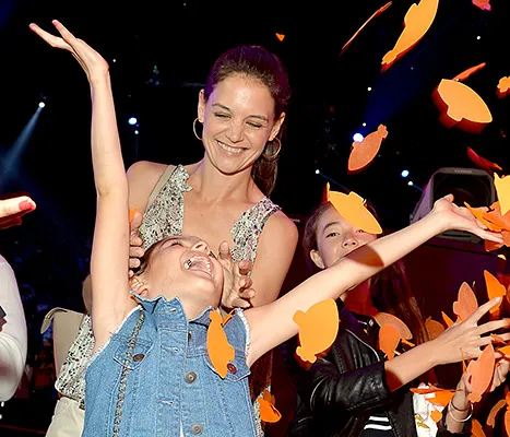 Suri Cruise and Katie Holmes - Kids Choice Awards (falling confetti)