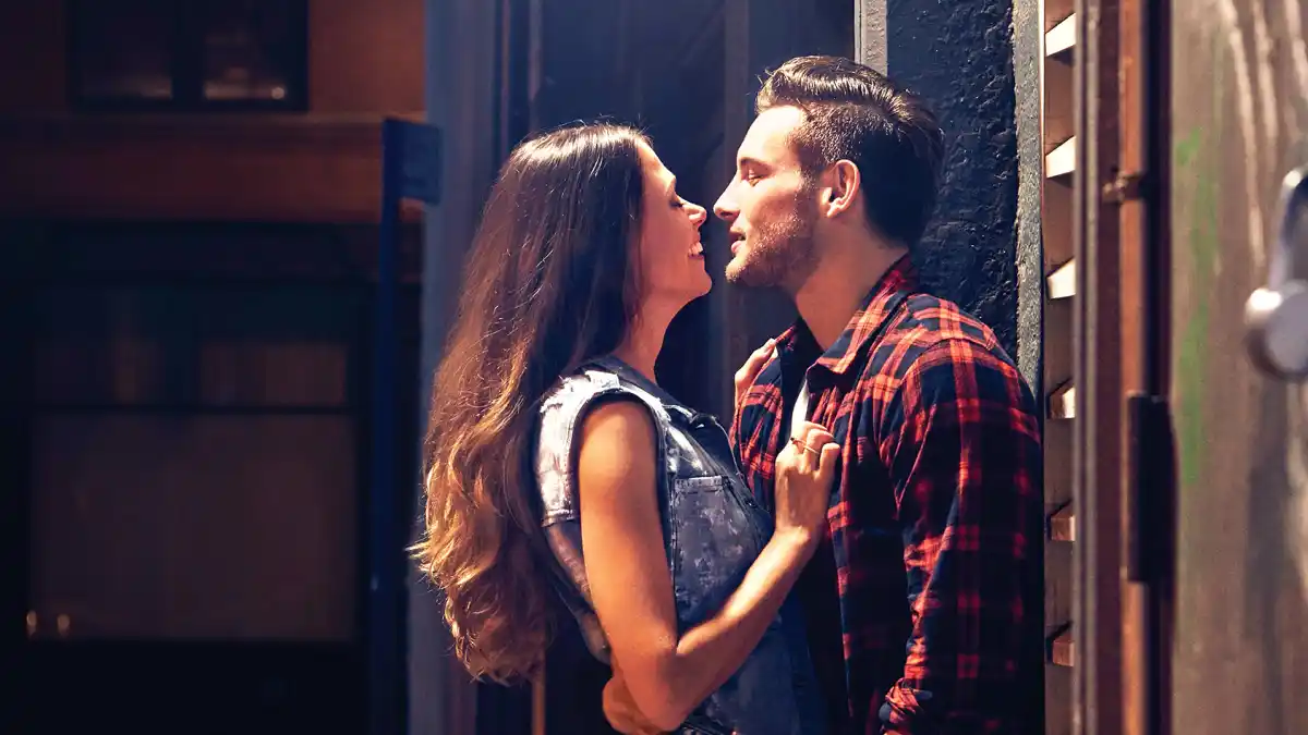 Sutton foster nico tortorella text lg 21676104 6928 446e bedd 6c3139b5e1e2