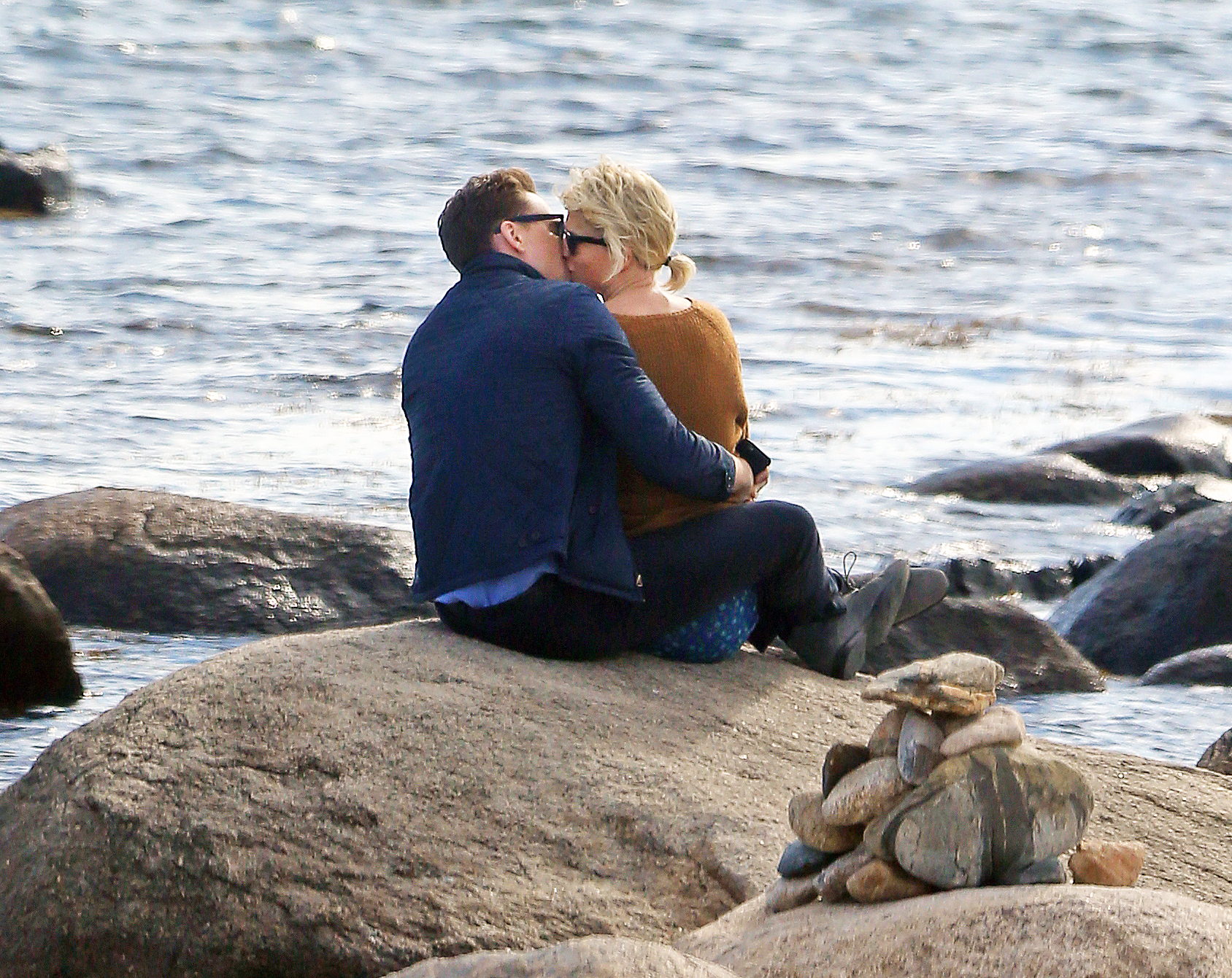 Tom Hiddleston and Taylor Swift kissing.