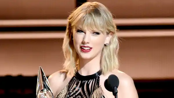 Taylor swift zoom 17558a58 c19c 4c1e bc93 668e309484e2