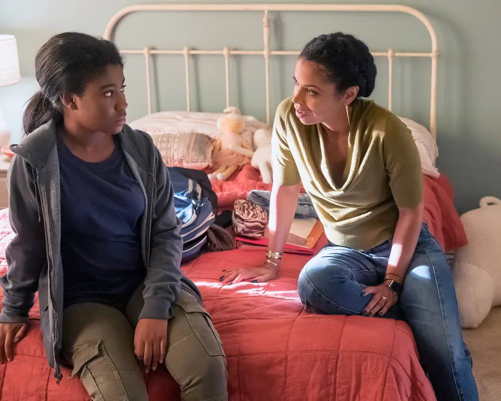 Lyric Ross as Deja and Susan Kelechi Watson as Beth on This Is Us.