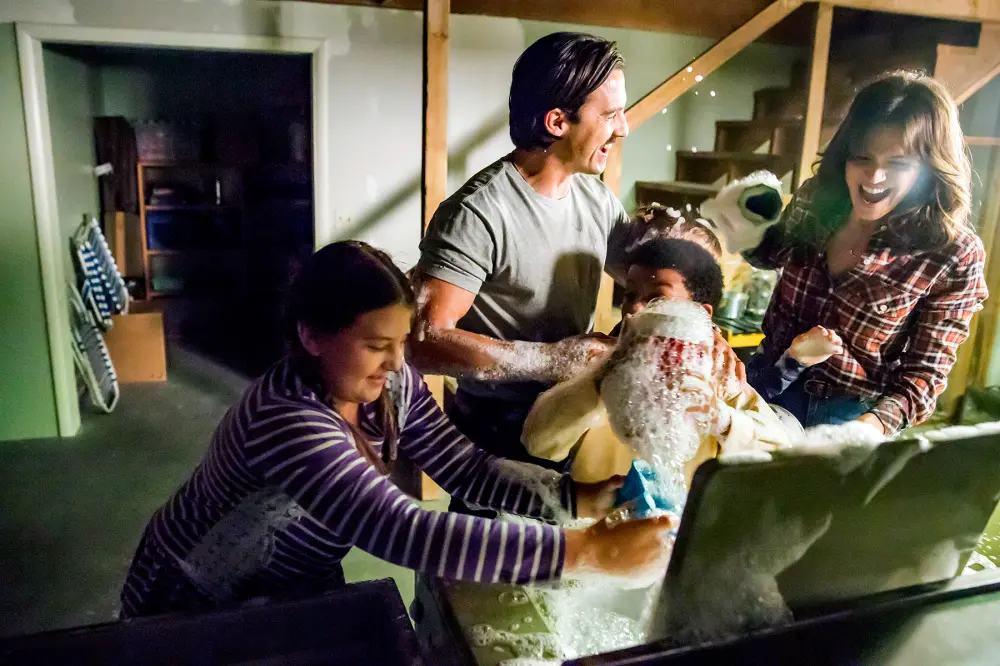 Milo Ventimiglia as Jack and Mandy Moore as Rebecca on This Is Us.