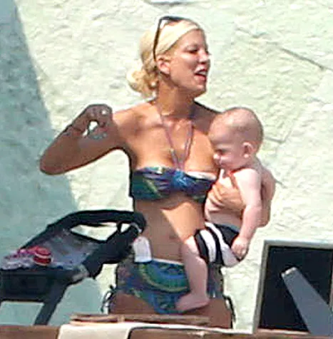 tori spelling bikini