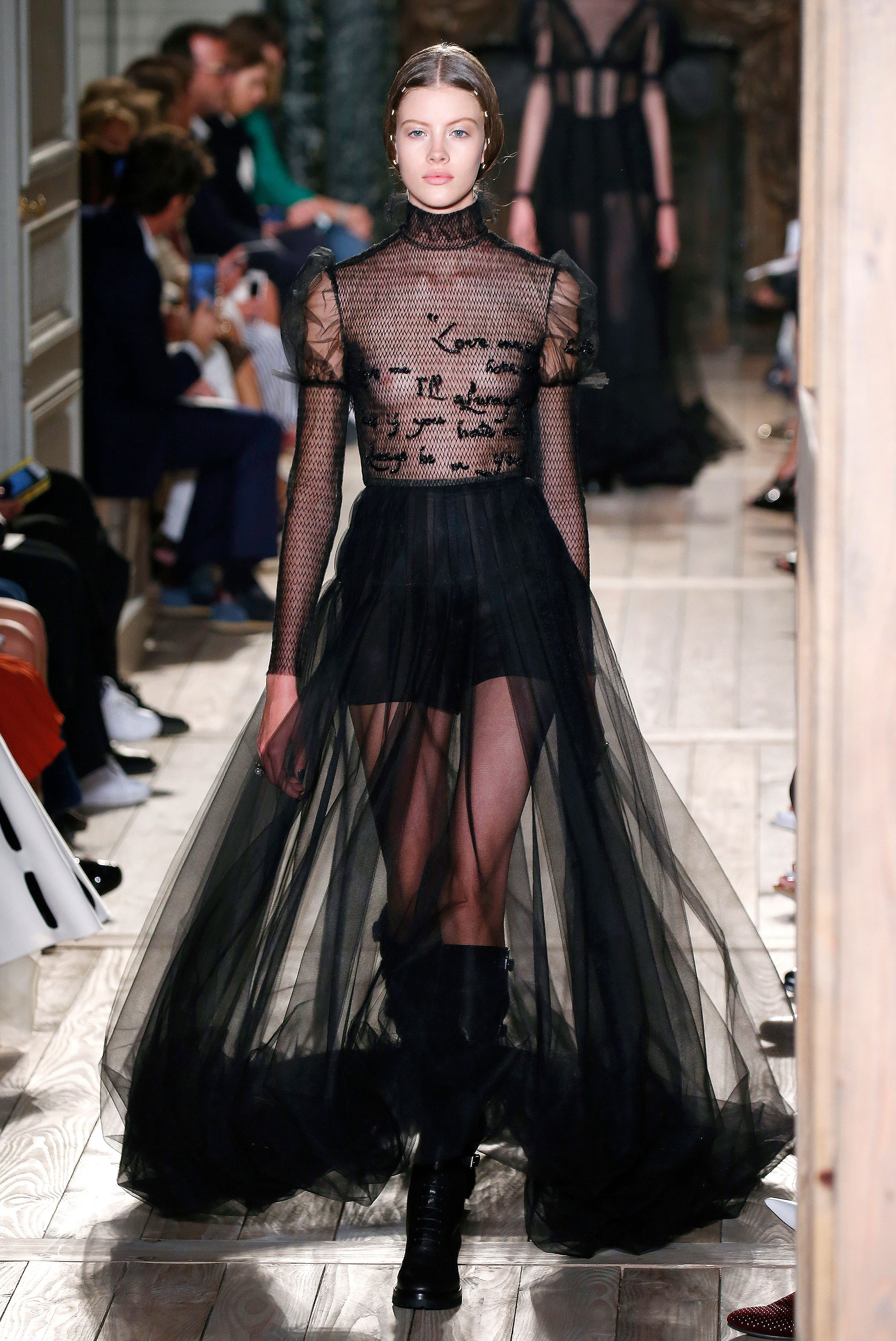 Valentino 4 d1dd4c6f 355f 435b 8286 45a0ad17e429